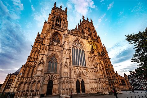 York Minster'ın Gotik Muhteşemliği ve Tarihi Gizemleri!